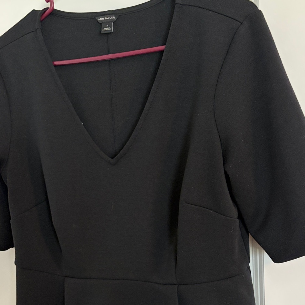 Ann Taylor Black V-Neck Short Sleeve Knit Top Size M - Picture 3 of 4